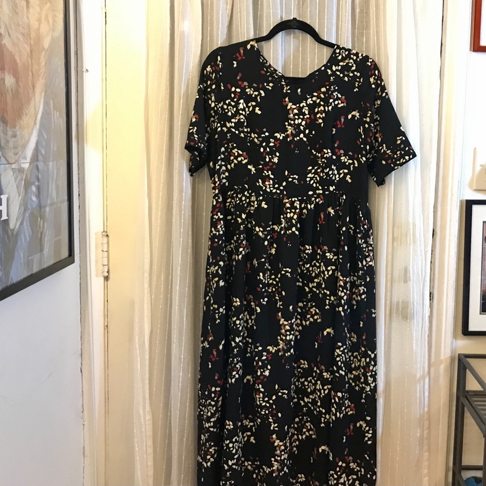 Matrushka Construction Black Floral Print Short Sleeve Maxi Dress